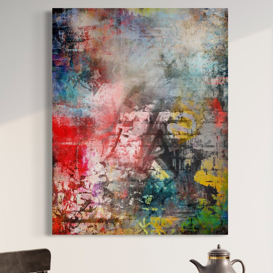 Tablou Canvas Premium LuxCanva® A1093, Perete Colorat - artă abstractă cu culori vibrante pe pânză bumbac, print calitate premium de la LuxCanva®. Poza îl prezintă suspendat pe un perete alb, deasupra unui ceainic în colțul din dreapta jos.