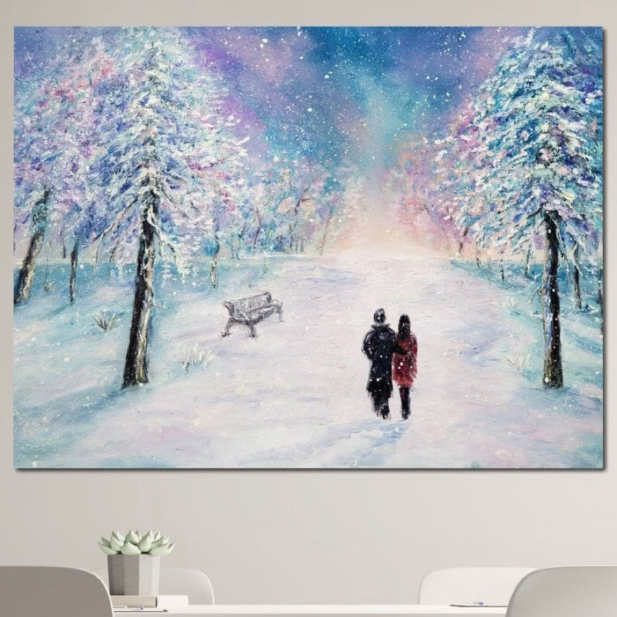 Tablou Canvas Premium LuxCanva® D1001 - "Plimbare de Iarna" surprinde un cuplu în parc sub cer pastelat, înconjurat de zăpadă și copaci. Aceste printuri de calitate LuxCanva® decorează perfect camera copiilor sau dormitorul.
