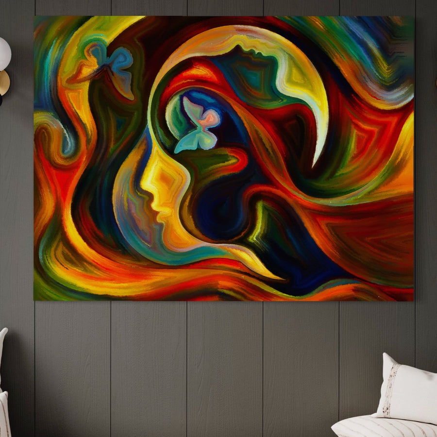 Tablou Canvas Premium LuxCanva® LuxCanva® A1092, "Butterfly Dream", prezintă un profil lateral abstract colorat cu linii vibrante și fluturi, creând un accent de decor de vis deasupra scaunelor cu pernă pe un perete cu panouri întunecate.