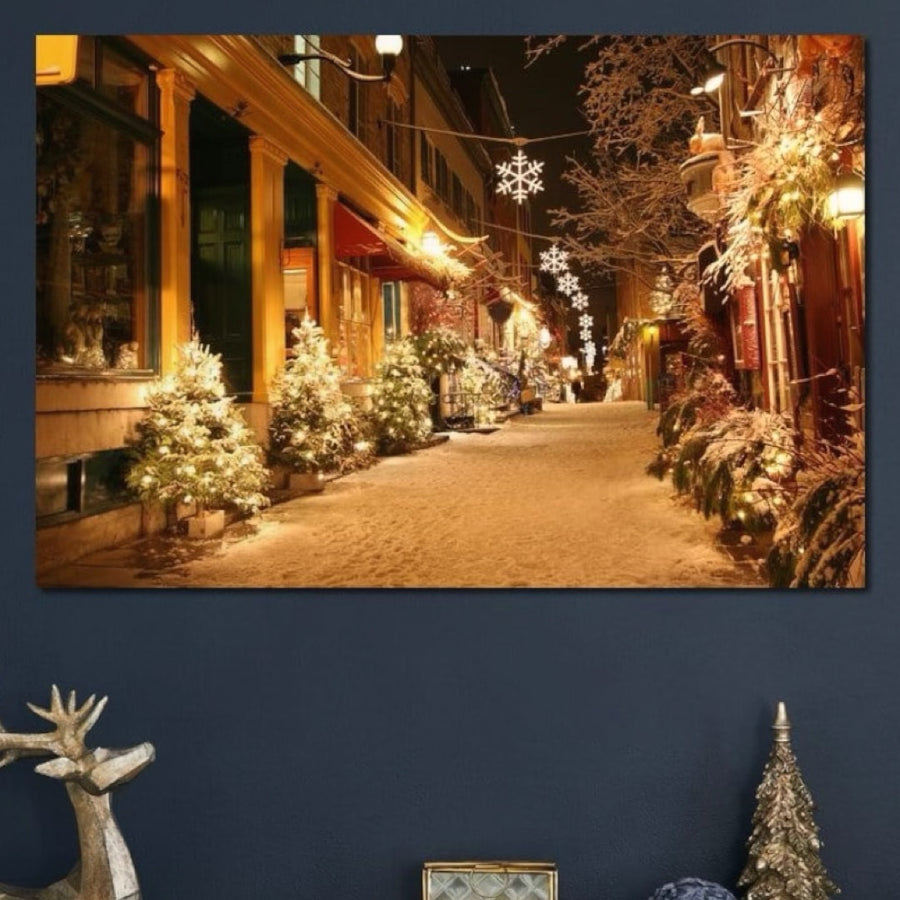 Tablou Canvas Premium LuxCanva® D1005, Magia Craciunului, cu o scena de strada de iarna cu lumini si zapada, este expus ca print pe panza premium de la LuxCanva® deasupra decoratiunilor festive din living.
