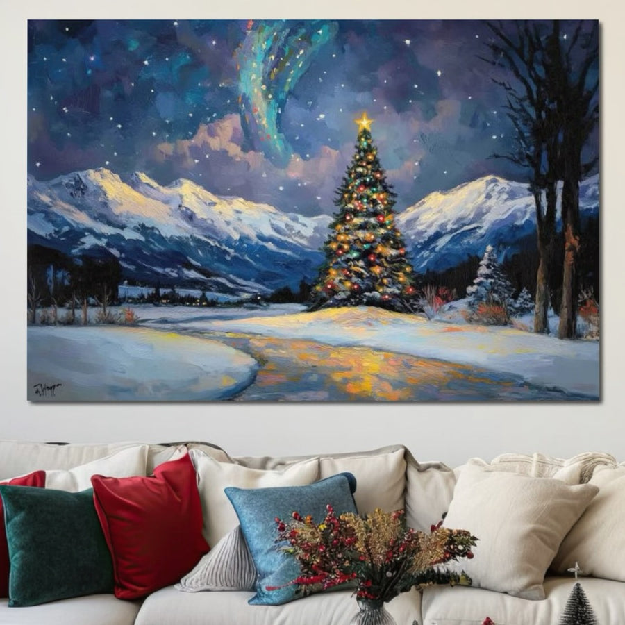 Tablou Canvas Premium LuxCanva® D1010 înfățișează un brad de Crăciun decorat într-un peisaj nocturn înzăpezit, cu culori vibrante și lumini nordice, perfect pentru camera dvs. de zi deasupra unei canapele cu perne roșii, verzi și crem.