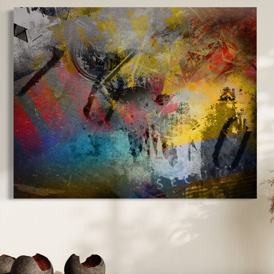 Tablou Canvas Premium LuxCanva® A1086, abstract multicolor cu galben și culori vibrante, luminează peretele alb deasupra unei etajere cu vaze maro. Print calitate premium pe pânză bumbac, marca LuxCanva®, creează umbre delicate în lumină.
