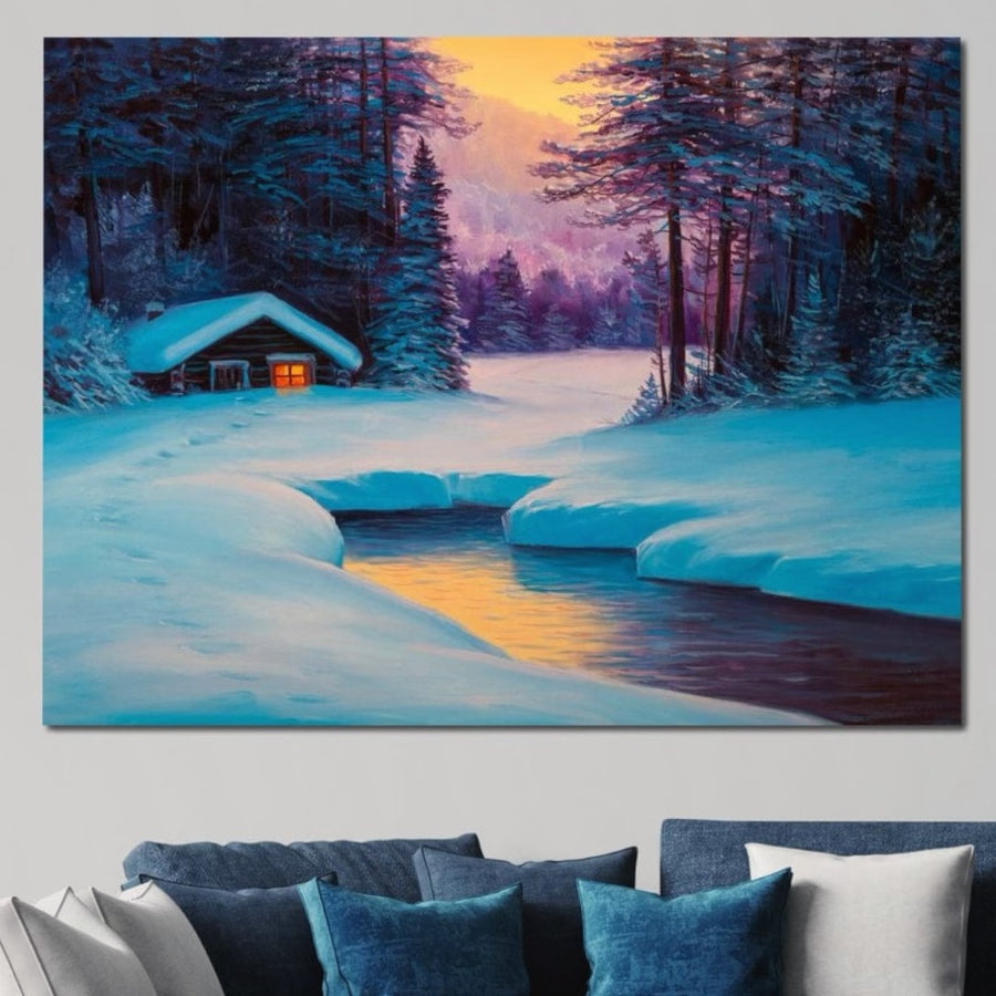 Deasupra canapelei, Tablou Canvas Premium LuxCanva® D1021-Cabana dintre Brazi-prezintă o cabană strălucitoare la apus, lângă un pârâu, cu copaci înzăpeziți, disponibilă ca imprimare pe pânză de bumbac de înaltă calitate de la LuxCanva®.
