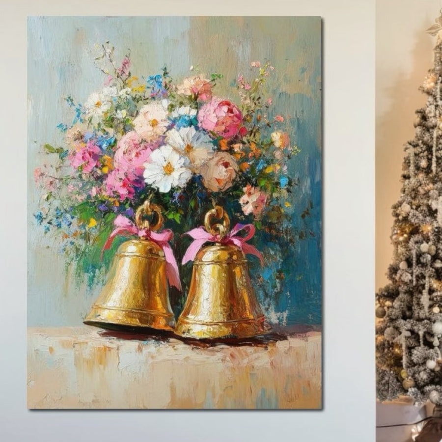 Tablou Canvas Premium LuxCanva® LuxCanva® D1028 prezintă clopotei aurii cu panglici roz printre flori bujori vibrante, cu o parte dintr-un copac festiv și ornamente argintii, perfect pentru a adăuga un decor vesel camerei dvs. de zi.