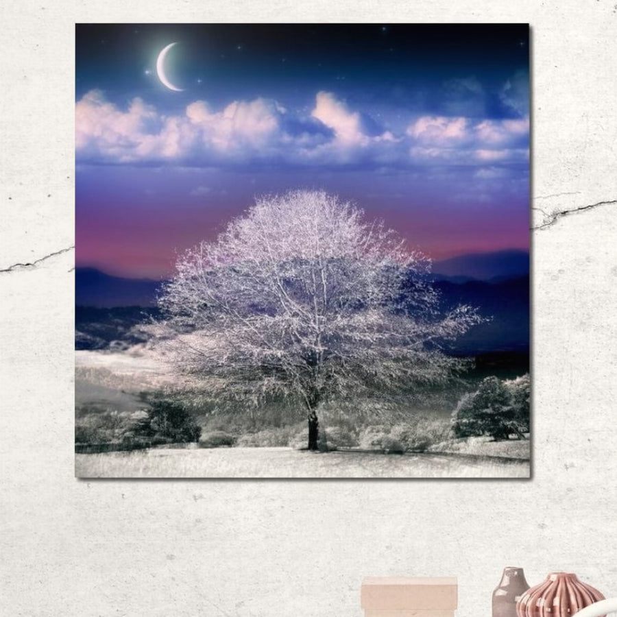 Tablou Canvas Premium LuxCanva® D1029 surprinde o scenă de iarnă fantasmică cu semilună, nori și copac înghețat, pe pânză din bumbac cu culori vibrante - decor ideal pentru living room. Brand: LuxCanva®.