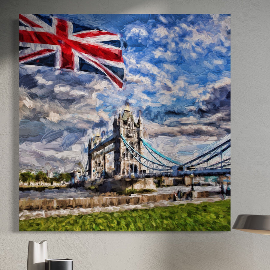 Tablou Canvas Premium LuxCanva® A1077 prezintă Tower Bridge din Londra sub un cer albastru, cu steagul UK și culori vibrante pe pânză de bumbac de calitate premium. Brand: LuxCanva®.
