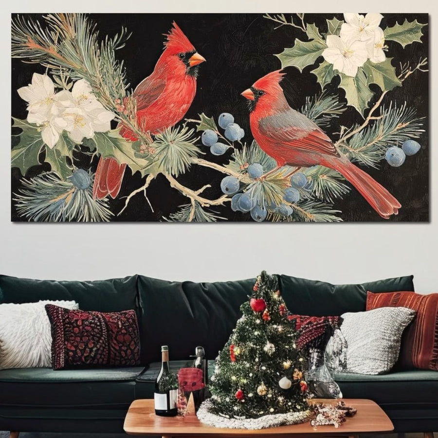 O cameră de zi festivă cu o canapea verde, perne și o masă cu un brad de Crăciun decorat, vin și pahare. Deasupra canapelei este agățat tabloul LuxCanva® Tablou Canvas Premium D1043, cu doi cardinali roșii pe ramuri înzăpezite.