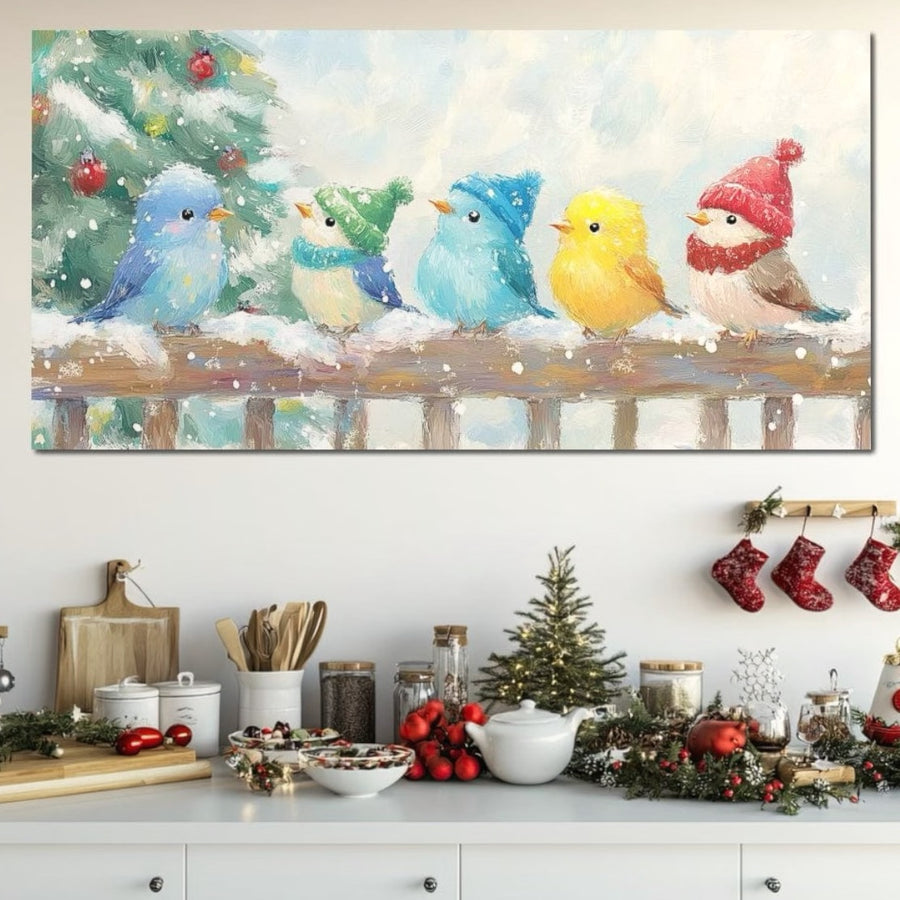 O bucătărie festivă prezintă ciorapi, ornamente și un brad mic. Deasupra tejghelei este agățat un Tablou Canvas Premium D1044 LuxCanva® cu cinci păsări vibrante cu pălării de iarnă, care adaugă culoare și veselie spațiului.