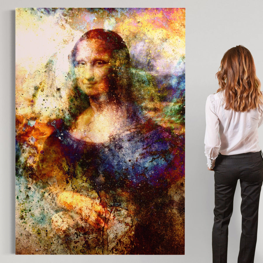 O femeie cu păr lung admiră Tablou Canvas Premium LuxCanva® A1074, inspirat de Mona Lisa, cu pictură vibrantă și texturi bogate - un print de calitate marca LuxCanva®, ideal pentru iubitorii de tablouri canvas.
