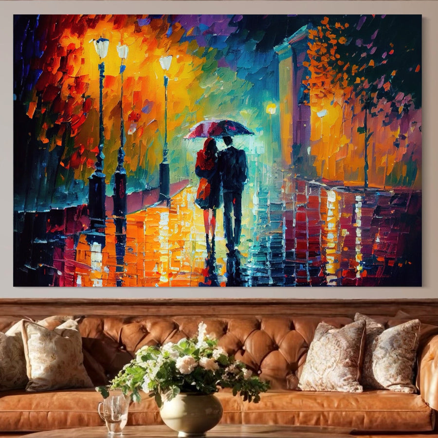 Adaugă o explozie de culoare spațiului tău cu Tablou Canvas Premium LuxCanva® A1073-indragostiti plimbându-se sub umbrela pe o stradă ploioasă, iluminată de felinare. Printuri premium pe pânză bumbac de la LuxCanva®.