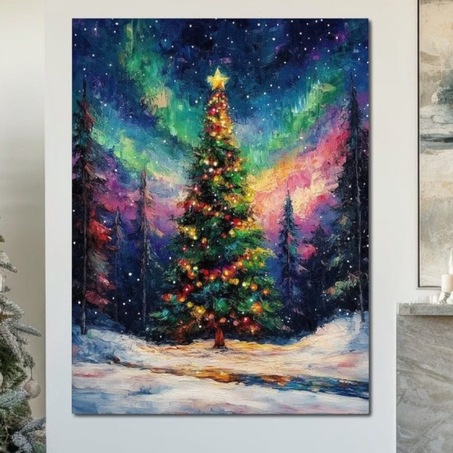 Tablou Canvas Premium LuxCanva® D1052 surprinde un brad de Crăciun magic cu lumini strălucitoare într-o pădure înzăpezită sub aurora boreală vibrantă - perfect pentru a adăuga farmec festiv și colorat spațiului dvs. de locuit.