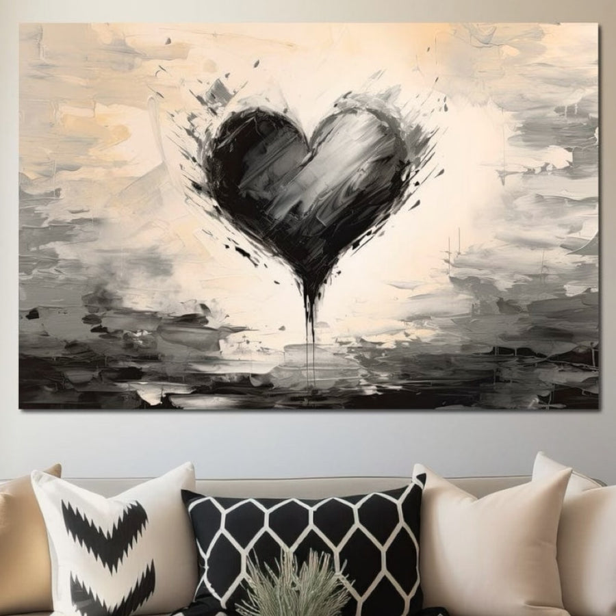 O cameră de zi modernă este înălțată de LuxCanva® Tablou Canvas Premium E1002, "Inima In Mijlocul Furtunii", o lucrare de artă minimalistă în alb și negru cu formă de inimă, expusă deasupra unei canapele bej cu perne cu model alb și negru.