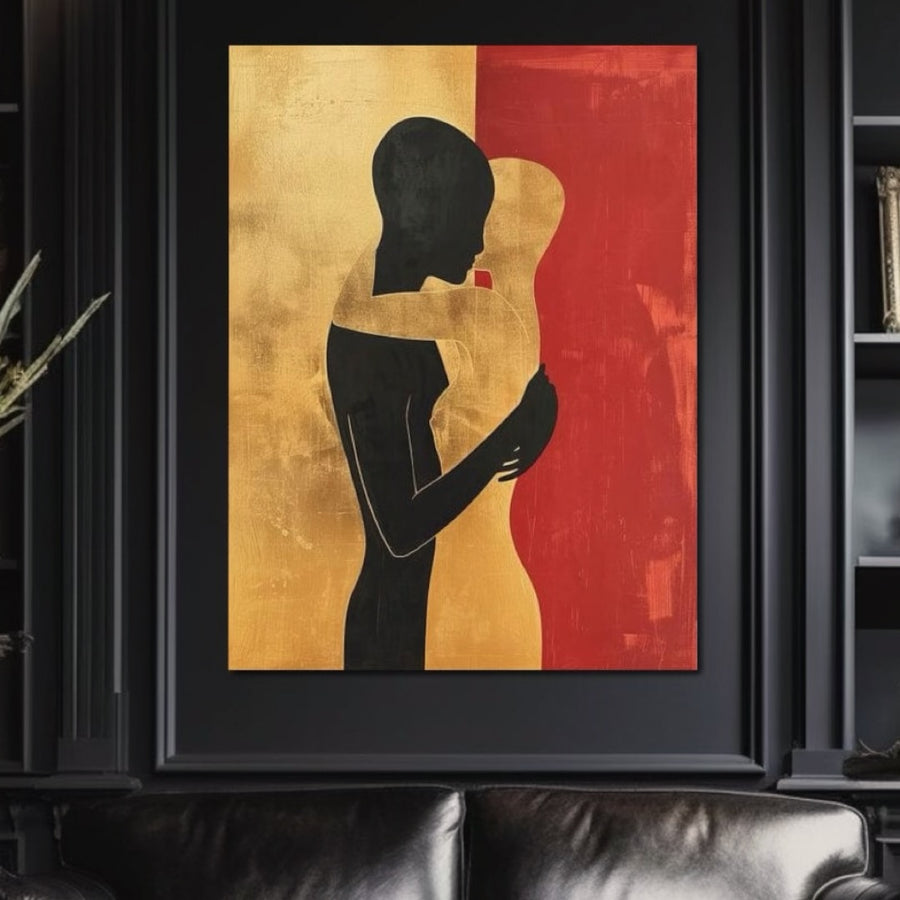 Tablou Canvas Premium LuxCanva® LuxCanva® E1006, "Imbratisarea Sufletelor", prezintă figuri abstracte negre și aurii pe un fundal vibrant roșu și auriu, perfect pentru a adăuga eleganță camerei dvs. de zi deasupra unei canapele negre.