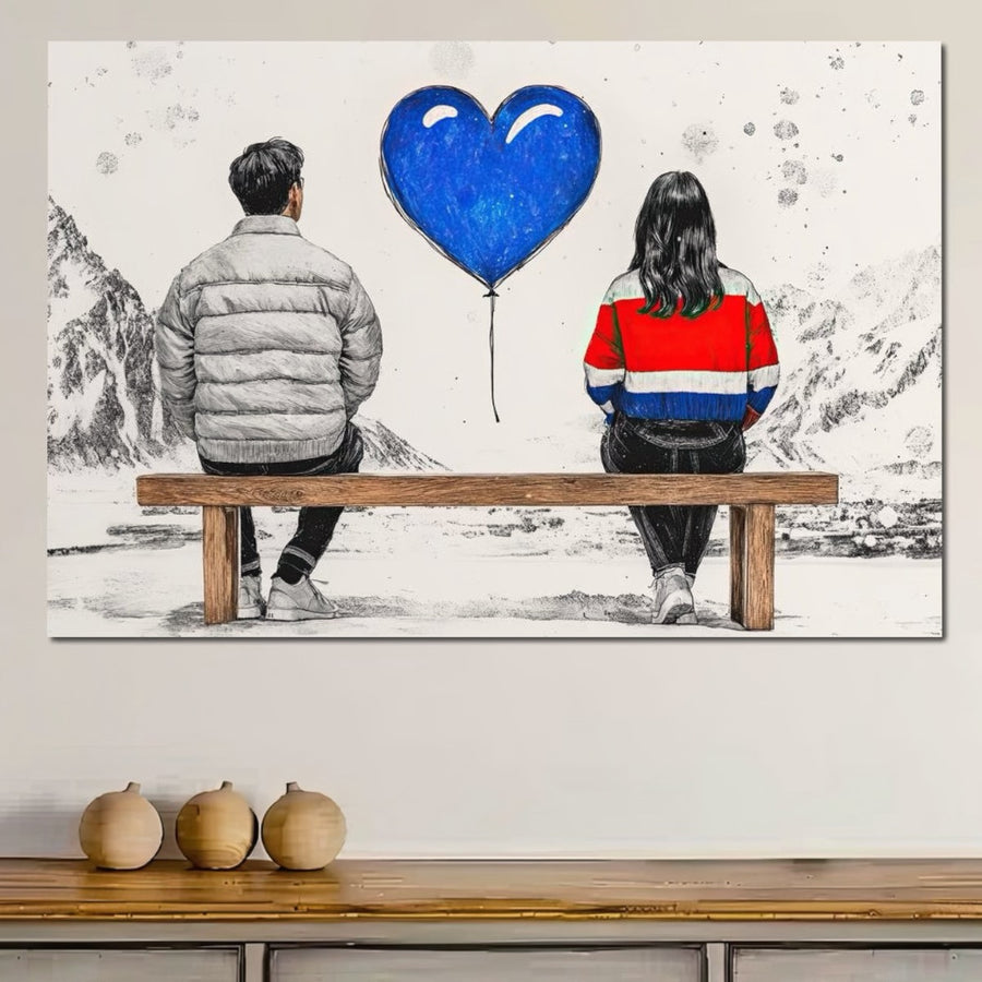 Tabloul LuxCanva® Tablou Canvas Premium E1014, "Intre Noi Doar Cerul", prezintă un cuplu pe o bancă, cu un balon cu inimă albastră și munți înzăpeziți în fundal. Perfect pentru camerele de zi, acesta adaugă culoare vibrantă deasupra rafturilor sau vazelor.
