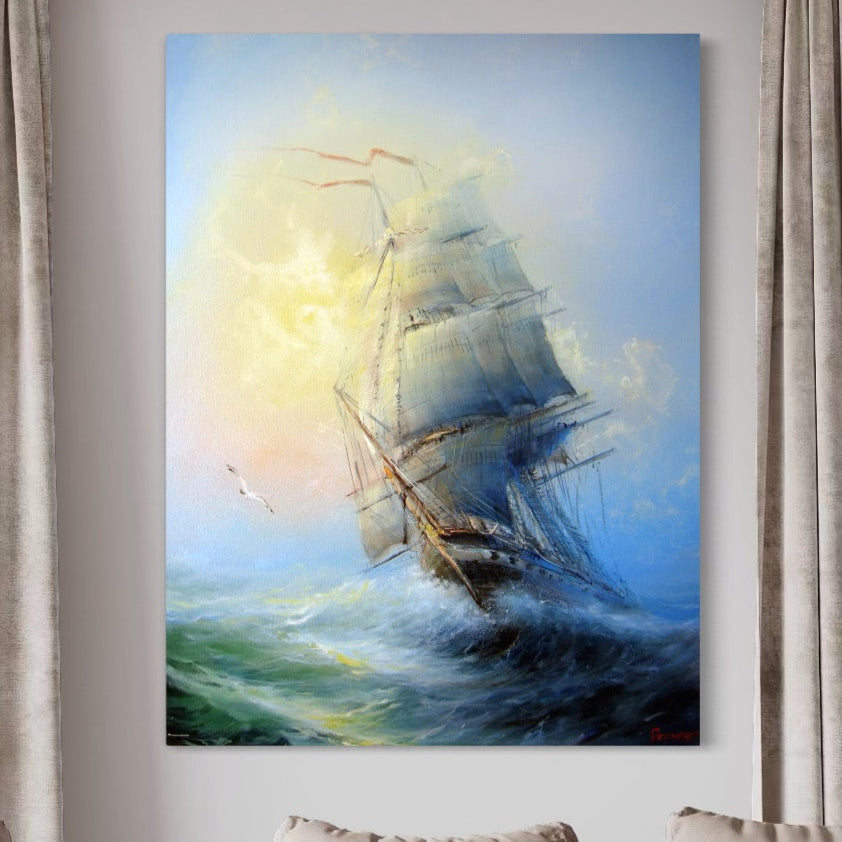 Tablou Canvas Premium LuxCanva® A1063 surprinde un vapor pe mare, cu vele în vânt și valuri furtunoase albastru-verde sub un cer luminos, două păsări aproape. Print calitate premium de la LuxCanva®, încadrat între draperii bej pe perete neutru.