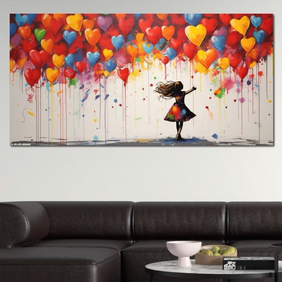 Deasupra unei canapele negre, tabloul LuxCanva® Tablou Canvas Premium E1018 înfățișează "Inimi ce Poarta Dorinte" - o siluetă de fetiță care întinde mâna spre baloane colorate cu inimioare, cu picături vibrante pentru o notă fantezistă, perfectă pentru camera de zi.