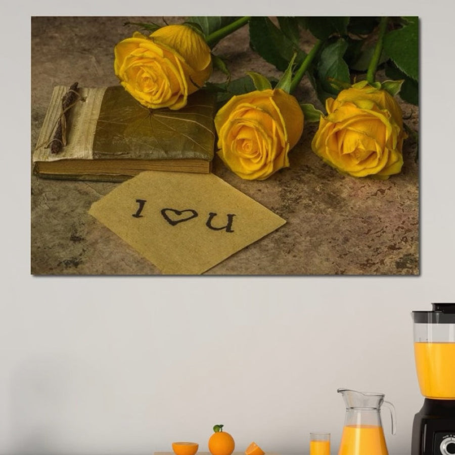 Tablou Canvas Premium LuxCanva® E1024 "Scrisoare din Suflet" surprinde trandafiri galbeni, jurnal, amintiri și culori vibrante-perfect pentru living room. Un print de calitate pe pânză bumbac de la LuxCanva®.