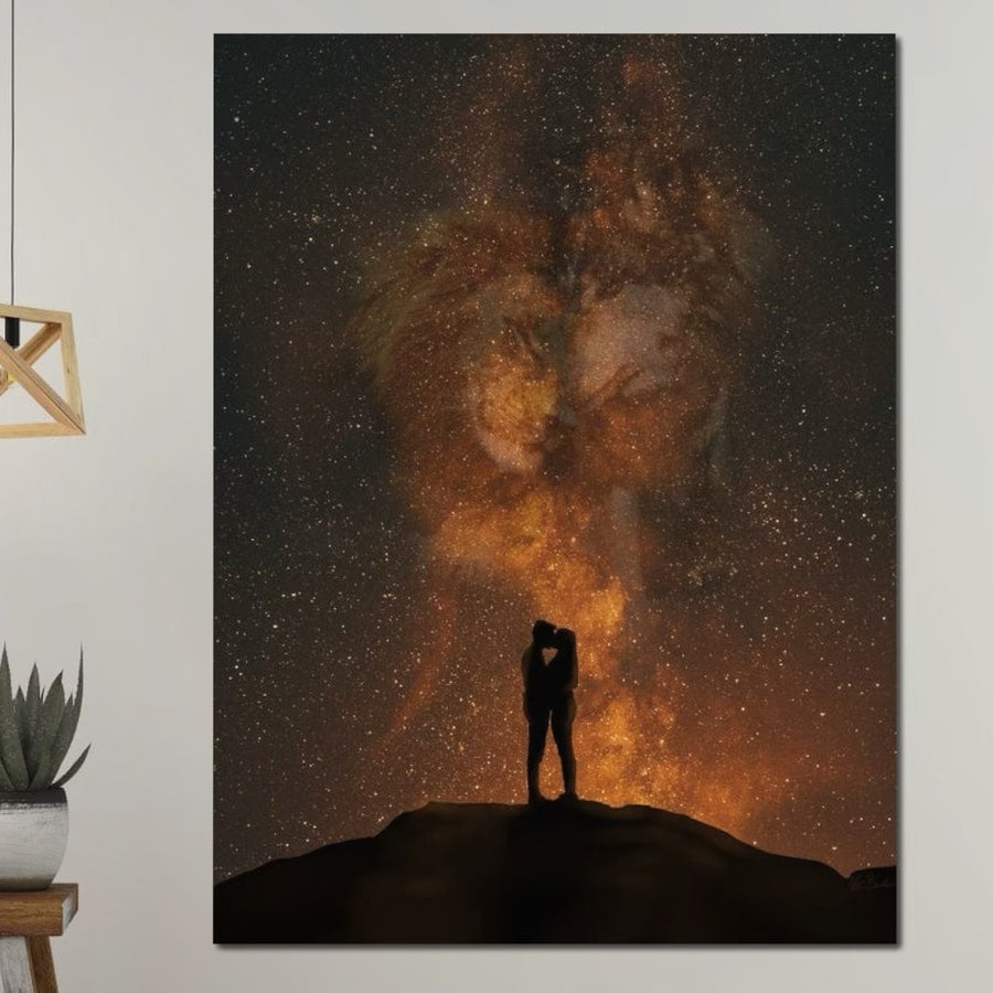 Tablou Canvas Premium LuxCanva® LuxCanva® E1027, "Iubire Dincolo de Stele", prezintă un cuplu care se sărută sub o noapte înstelată în care norii formează un leu, cu culori vibrante - un print astral, cosmic, perfect pentru orice sufragerie.