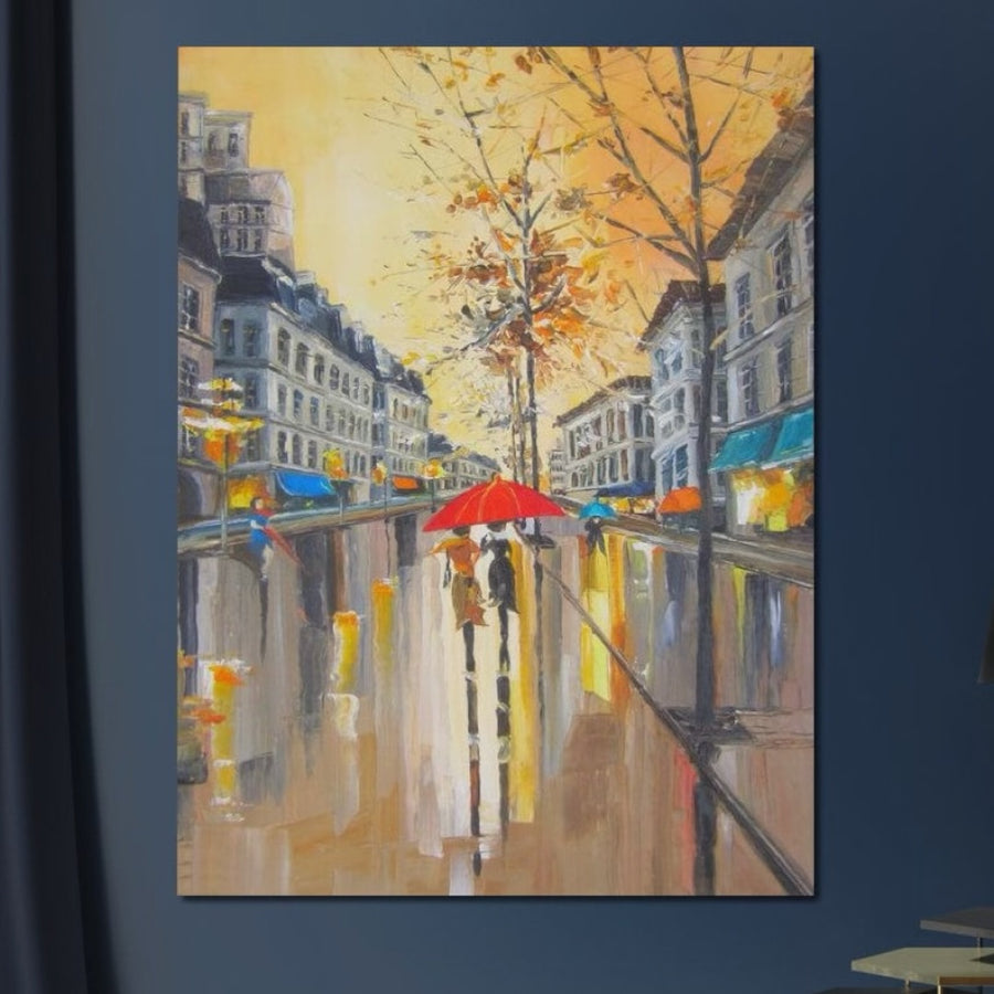 Tablou Canvas Premium LuxCanva® E1029 prezintă un oraș parizian toamna, două persoane sub o umbrelă roșie plimbându-se pe stradă, clădiri înalte și copaci colorați reflectați pe asfalt ud-ideal pentru livingul tău.