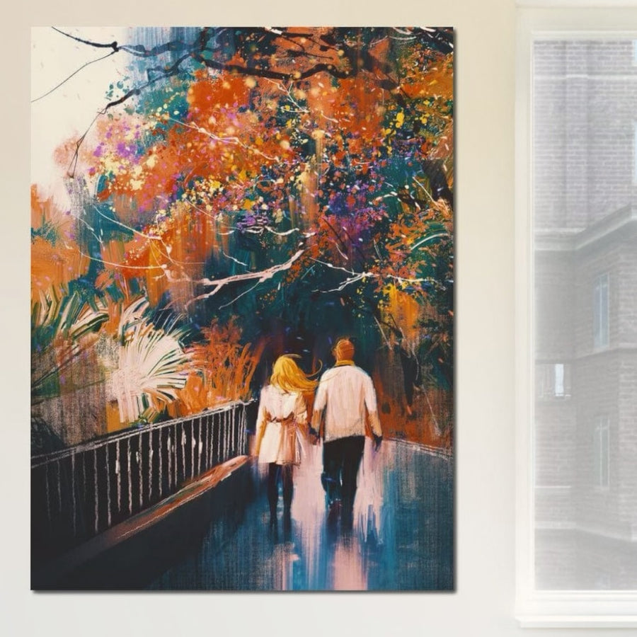 Tablou Canvas Premium LuxCanva® E1034, imprimat pe pânză de bumbac, prezintă un cuplu ținându-se de mână în parc toamna, sub arbori ruginii și lumină filtrată, cu culori vibrante - perfect pentru living.