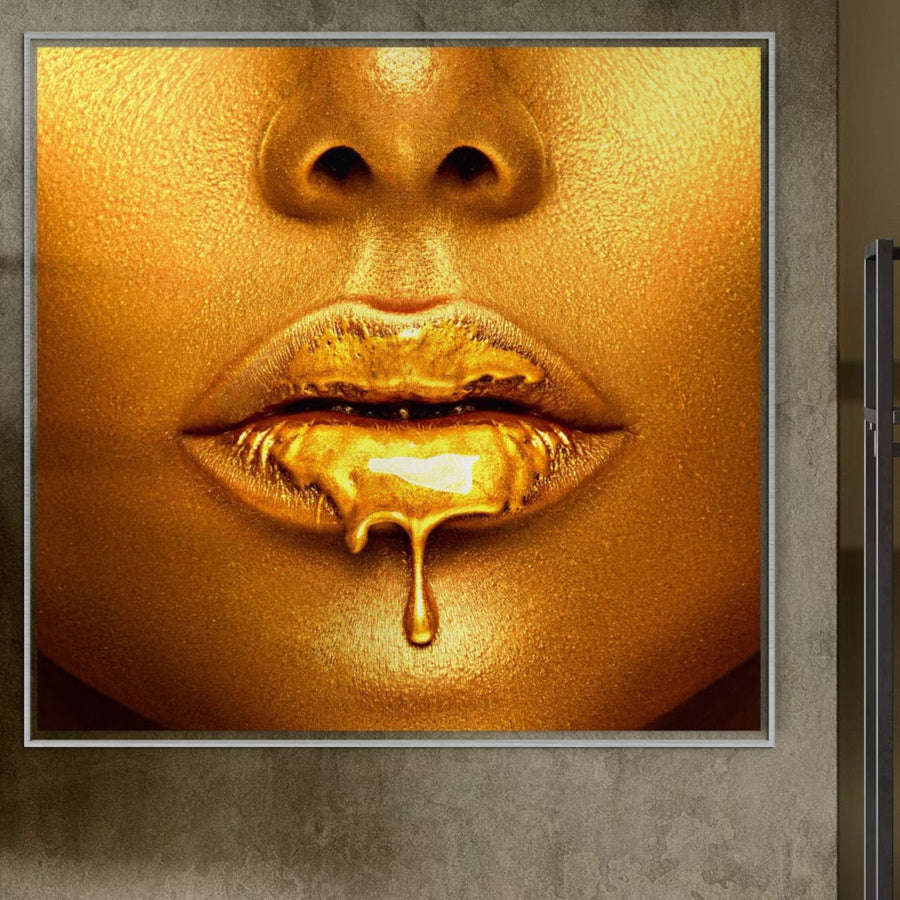 Tablou Canvas Premium LuxCanva® A1054, "Gold Lips", surprinde buze aurii senzuale cu gloss și picături de lichid auriu pe panza bumbac, într-o compoziție abstractă cu culori vibrante. Print calitate premium de la LuxCanva®.