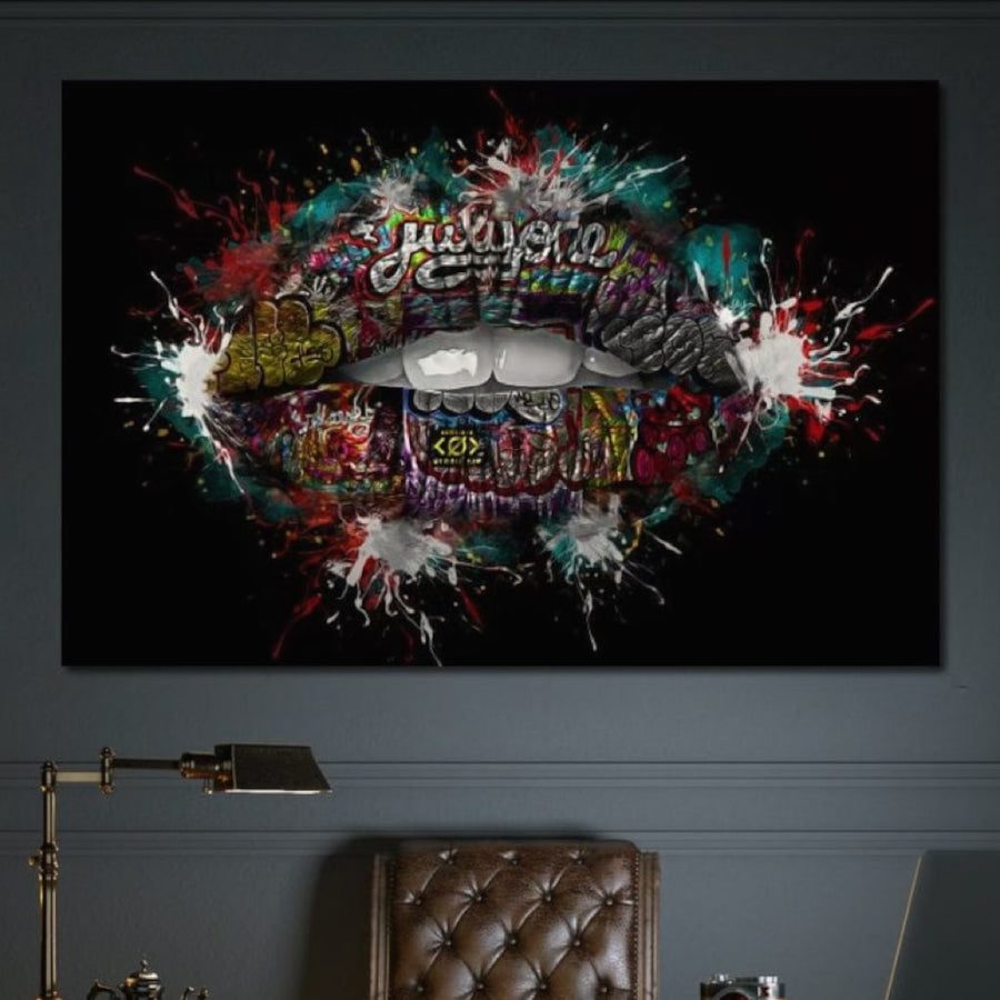 Tablou Canvas Premium LuxCanva® E1044 Buze Graffiti aduce un plus modern biroului: buze colorate, stil pop art, pictate pe panza premium si expuse pe perete deasupra unui fotoliu din piele maro pentru un decor vibrant si expresiv.