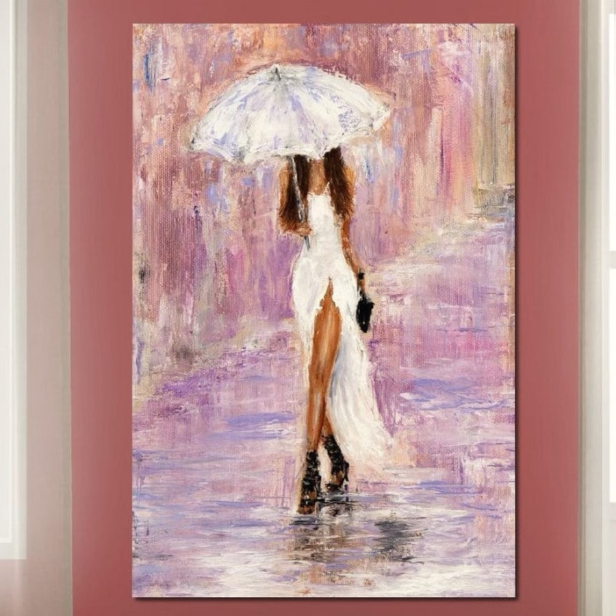 Tablou Canvas Premium LuxCanva® E1046: Femeia cu Umbrela Alba în rochie albă printre ploaie, pe fundal roz-mov, stil impresionist, detalii abstracte. Perfect pentru printuri de calitate pe panza, aduce rafinament și feminitate în living.