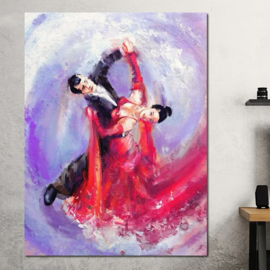 Tablou Canvas Premium LuxCanva® E1048 prezintă o pereche dansând vals/tango, femeia în rochie roșie, bărbatul în costum negru, pe fundal abstract mov. Imprimat pe pânză de bumbac cu print de calitate premium. Culori vibrante.