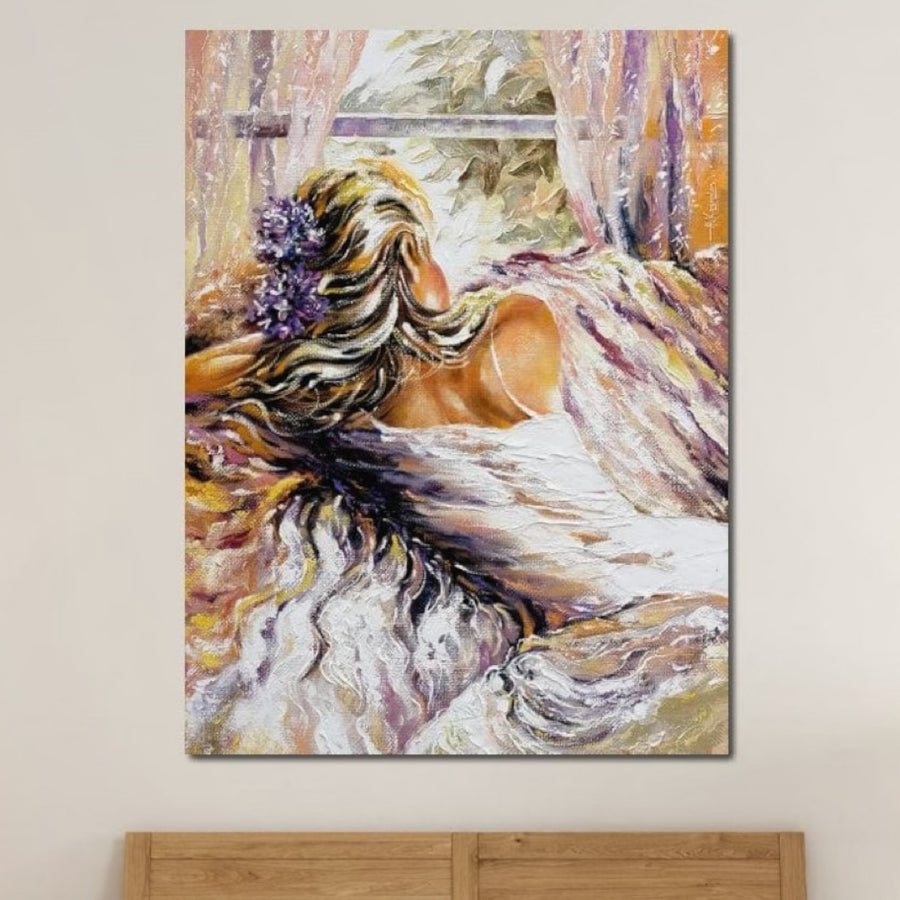 Tablou Canvas Premium LuxCanva® E1050 "Dimineata Unei Visatoare" prezintă o femeie diafană lângă fereastră, în lumina răsăritului, într-un decor cu culori vibrante și atmosferă plină de magie, ideal pentru living.