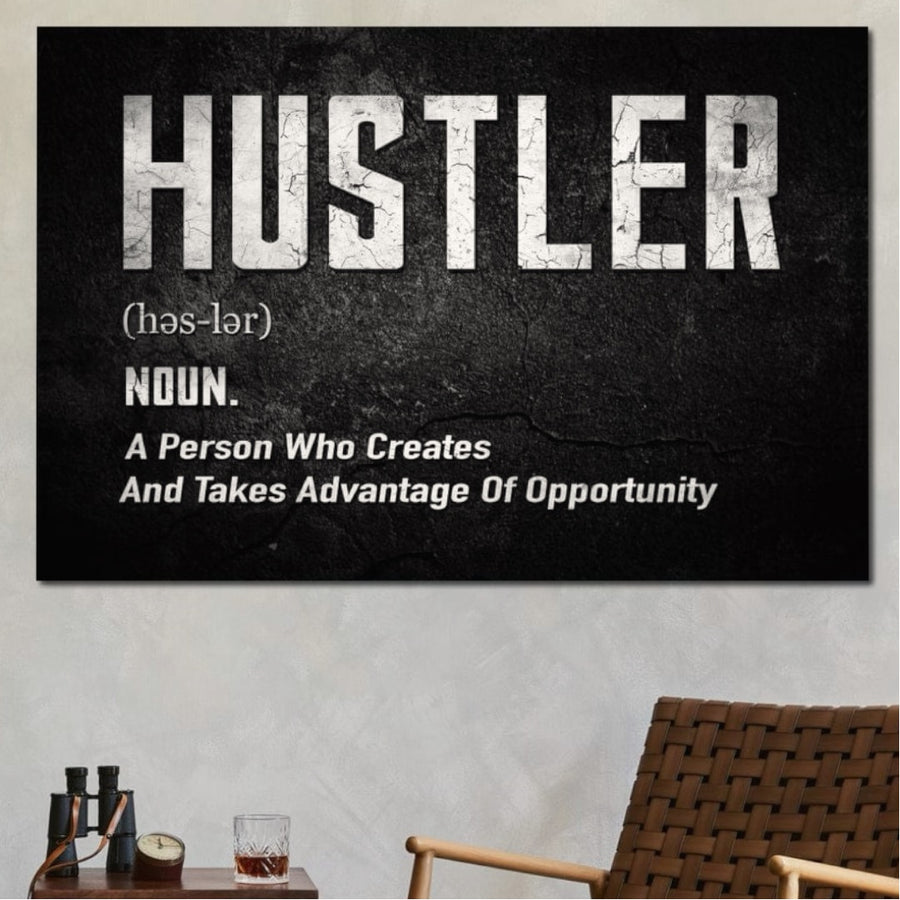 Tablou Canvas Premium F1002 de la LuxCanva® prezintă textul îndrăzneț "Gandeste ca un Invingator" și cuvinte inspiratoare precum Succes și Autodisciplina, perfect pentru o cameră de zi. Un scaun maro și o măsuță stau sub această artă murală premium.