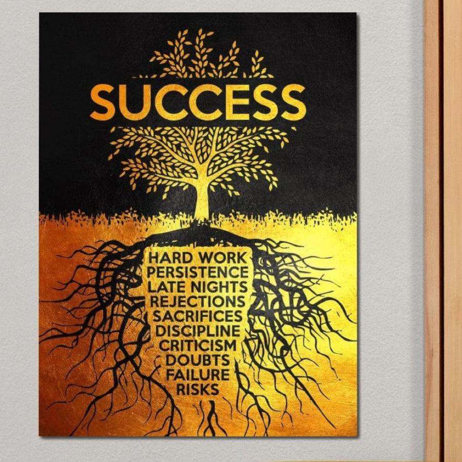 The LuxCanva® Tablou Canvas Premium F1003, Radacinile Succesului, prezintă un copac cu SUCCESS deasupra și rădăcini ca Sacrificii și Muncă. Alege această piesă vibrantă pentru living, un print motivațional de calitate pentru inspirație zilnică.