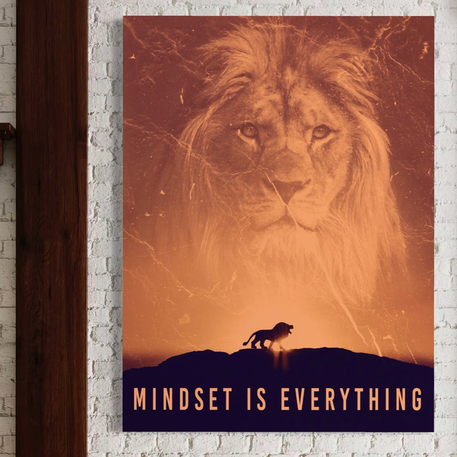 Canvas Tablou Premium LuxCanva® A1049: Regele Leu - imprimare vibrantă cu fața unui leu deasupra unui leu în picioare, cu "MINDSET IS EVERYTHING". Decor motivațional perfect de la LuxCanva® pentru orice spațiu.