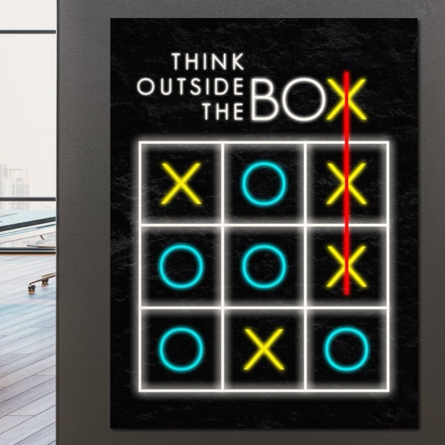 Tabloul LuxCanva® Tablou Canvas Premium F1018 prezintă o grilă tic-tac-toe cu X și O neon, un titlu "Depaseste-ti Limitele" și o linie X roșie creativă, simbolizând inovația și gândirea vibrantă - perfect pentru spațiile de locuit sau de birou.