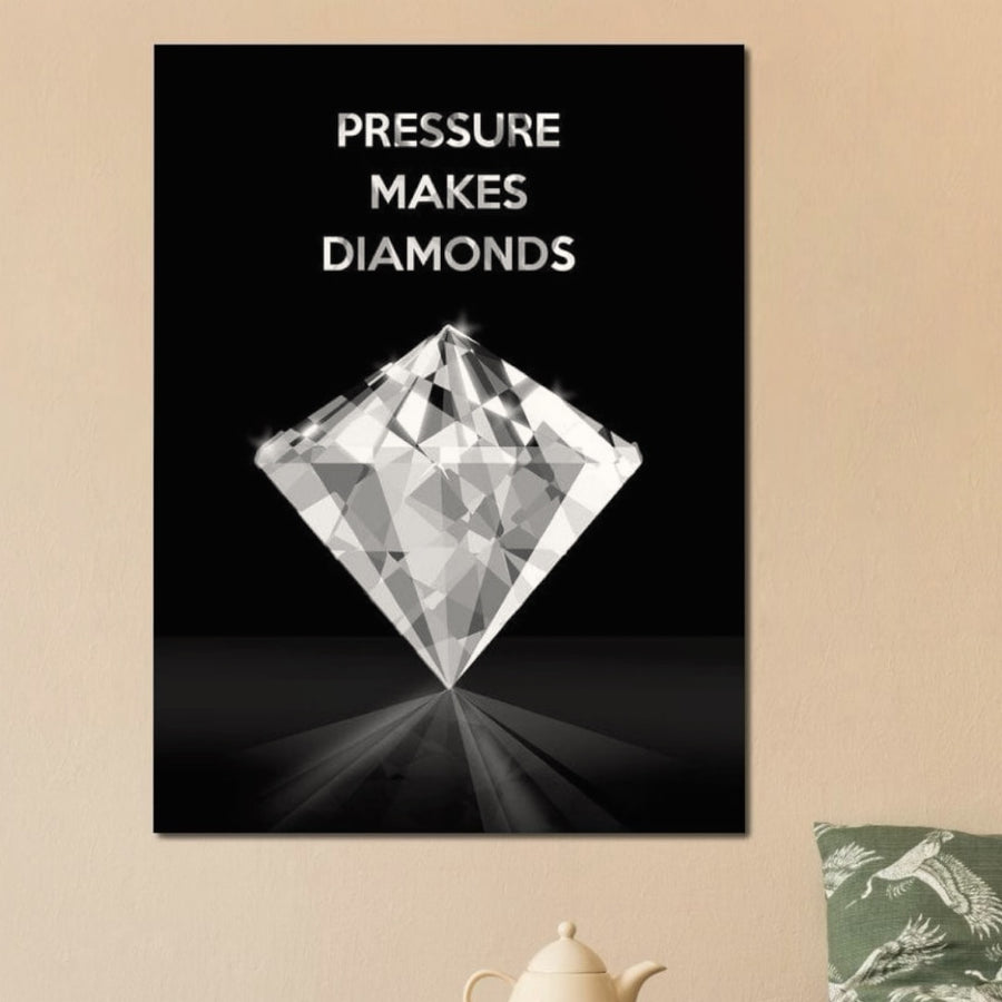 Tablou Canvas Premium LuxCanva® F1019, cu mesajul "Fii un Diamant in Fata Provocarilor" și design vibrant cu diamant strălucitor, adaugă eleganță și rafinament oricărui living sau birou.