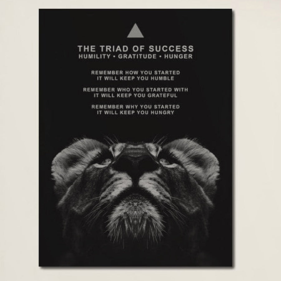 Tabloul LuxCanva® Premium Canvas F1022, "Drumul Spre Maretie", cu culori vibrante și text motivațional despre succes și leadership, decorează un spațiu de lucru deasupra unui birou alb și a unui scaun argintiu.