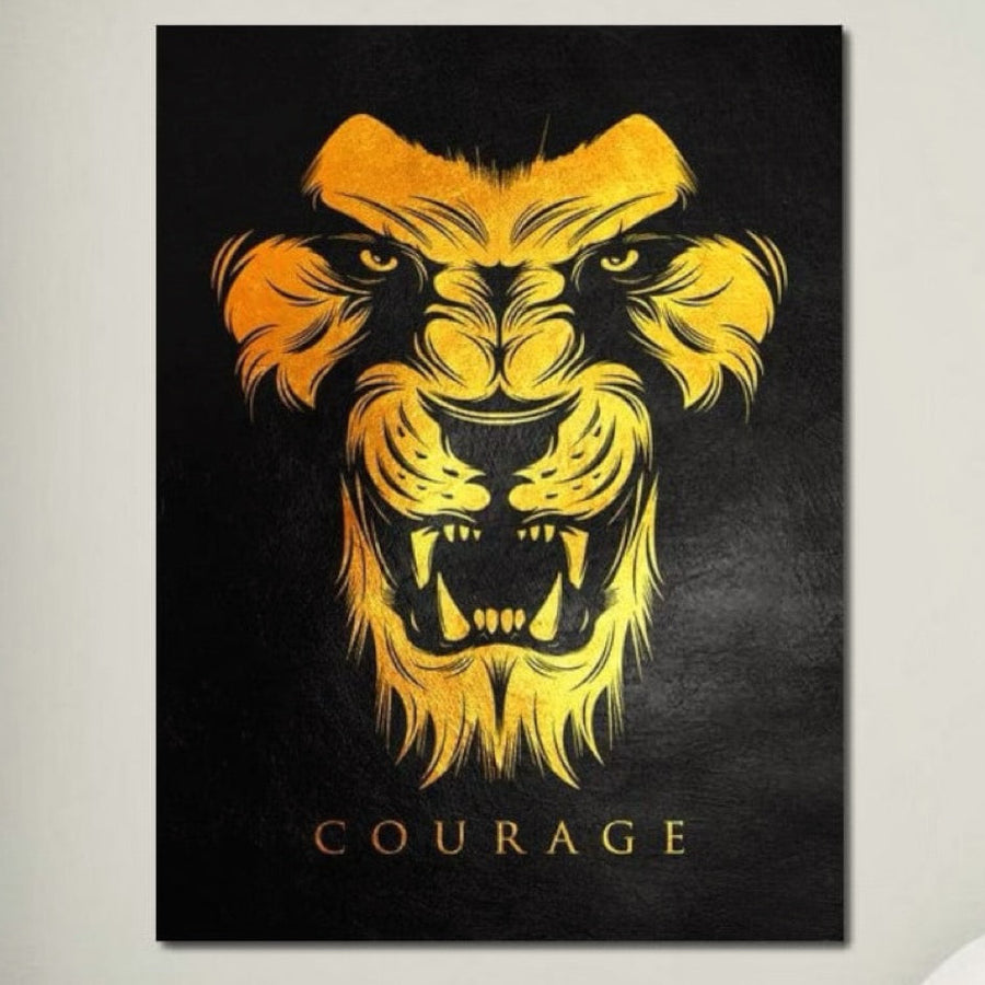 Tablou Canvas Premium LuxCanva® F1023, Privirea Succesului este o artă murală vibrantă care prezintă o față de leu îndrăzneață cu "COURAGE" în auriu, simbolizând succesul și conducerea. Realizată din pânză de bumbac, este perfectă pentru camere de zi sau birouri.