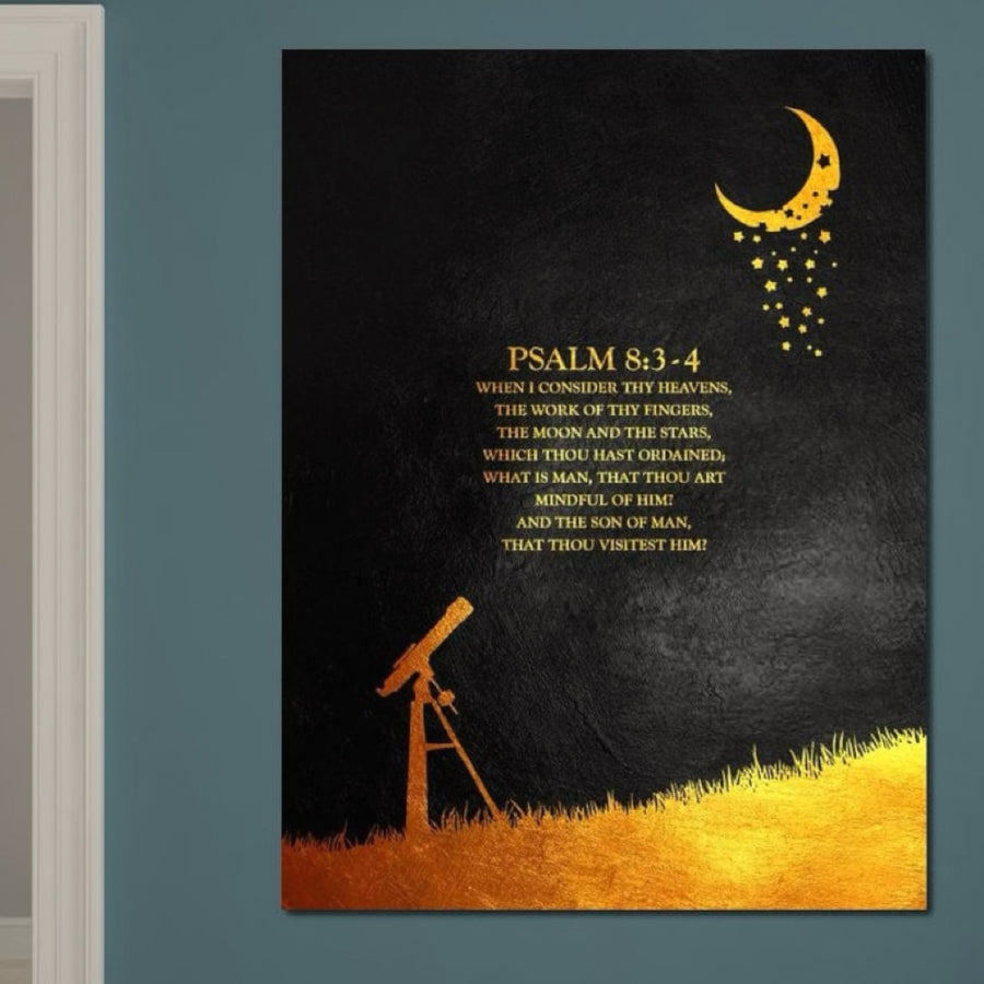 Pânza LuxCanva® Premium F1027, intitulată "Cerul și Minunea Creatiei", prezintă artă cosmică vibrantă și Psalmul 8:3-4 în auriu pe negru - perfectă pentru camerele de zi sau birourile care caută inspirație și o notă de uimire.