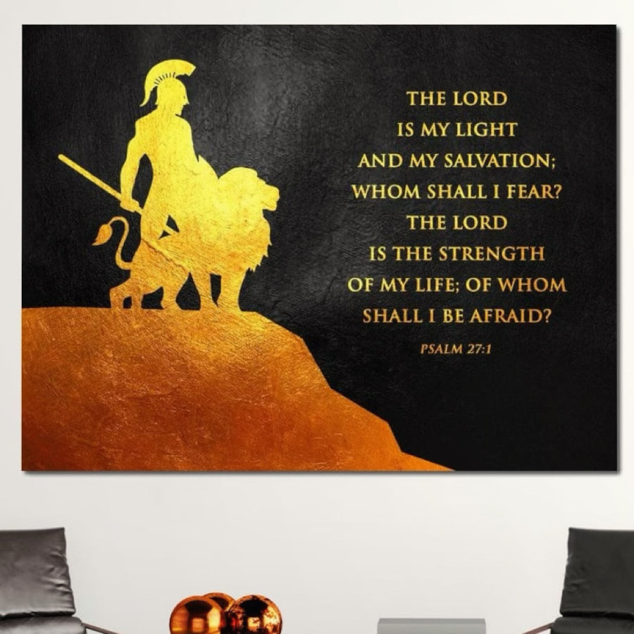 Pânza LuxCanva® Tablou Premium LuxCanva® F1030 prezintă un războinic auriu cu suliță și leu alături de Psalmul 27:1, perfect pentru camerele de zi vibrante sau birourile care caută inspirație divină.