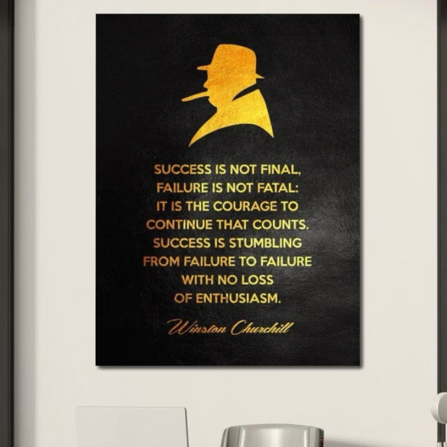 Tabloul LuxCanva® Tablou Canvas Premium F1033, Gandeste Ca Un Lider, prezintă o siluetă aurie a unui bărbat cu pălărie și citatul lui Churchill despre perseverență, ideal pentru camere de zi sau birouri care caută motivație și culori vibrante.