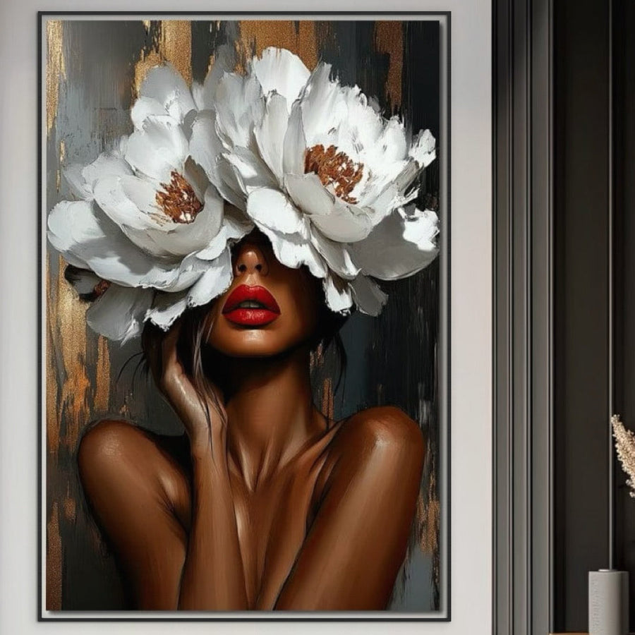 Descoperă Tablou Canvas Premium LuxCanva® G1004 "Sub Masca Florilor" - o operă cu o femeie și flori albe, pe fundal texturat gri-auriu. Artă glamour și rafinată, ideală pentru living sau dormitor. Print de calitate marca LuxCanva®.