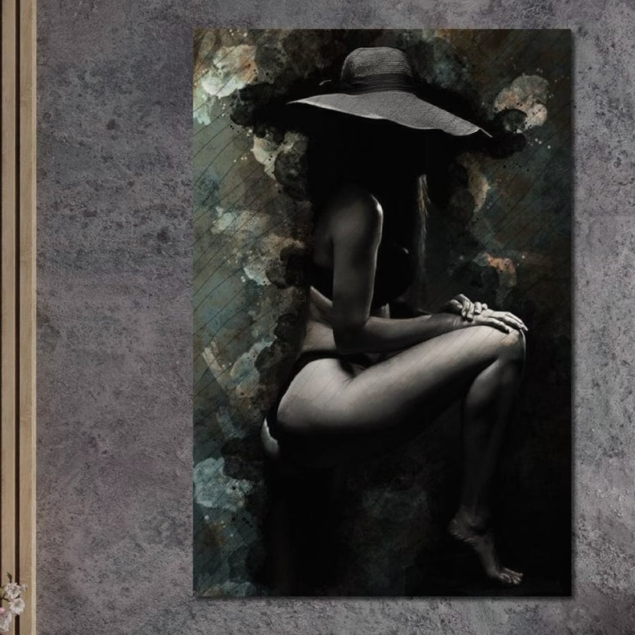 Tabloul LuxCanva® Tablou Canvas Premium LuxCanva® G1017, "Sub Palaria Misterului", prezintă o femeie în pălărie de soare și bikini, cu fața ascunsă de pălărie, pe un fundal fumuriu - perfect pentru a adăuga eleganță și culoare vibrantă sufrageriei sau dormitorului dumneavoastră.
