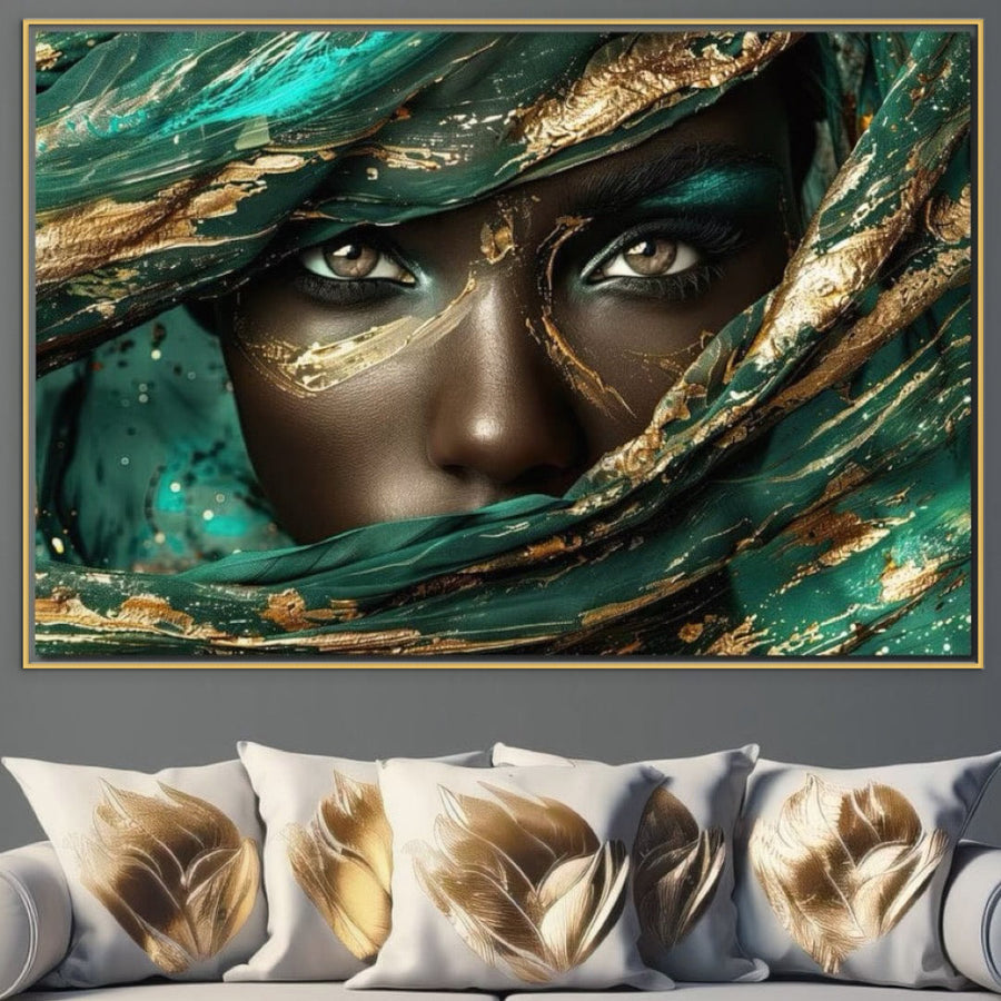 Tabloul LuxCanva® Tablou Canvas Premium LuxCanva® G1026, cu ochi captivanți de smarald și farmec oriental boem, vă îmbunătățește livingul sau dormitorul cu un decor armonios, ecou în tonuri verzi bogate deasupra unei canapele cu accente aurii.