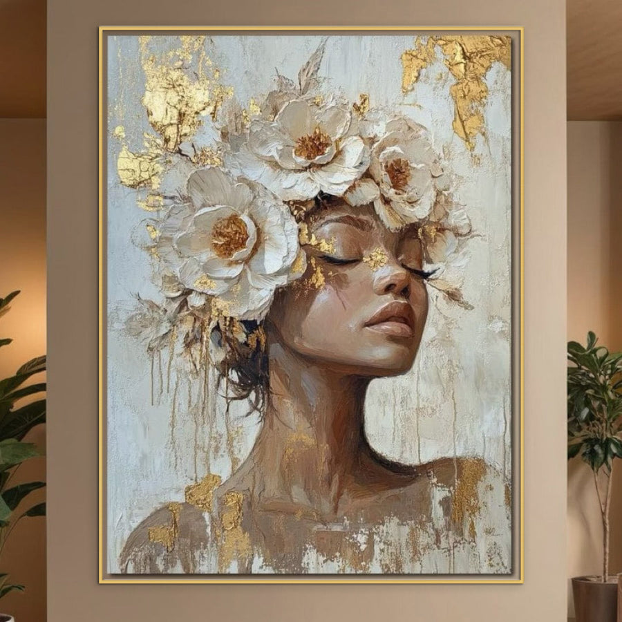 Tablou Canvas Premium LuxCanva® G1037, Esenta Angelica, înfățișează o femeie senină cu o coroană de flori albe și accente aurii. Această pânză premium adaugă eleganță și calm decorului dvs. de living sau dormitor de la LuxCanva®.