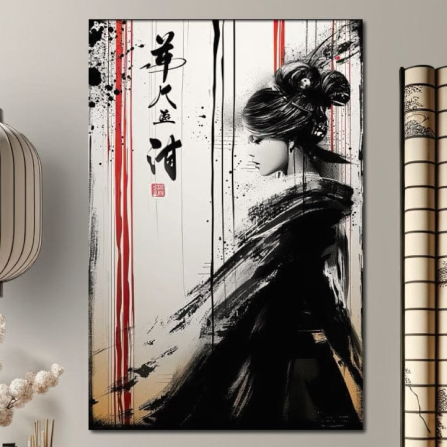 Pânza LuxCanva® Tablou Premium LuxCanva® G1061 prezintă o Gheisha spălată cu cerneală într-un kimono tradițional, cu tușe negre îndrăznețe și caractere japoneze - decor Zen perfect pentru camera de zi sau dormitor.