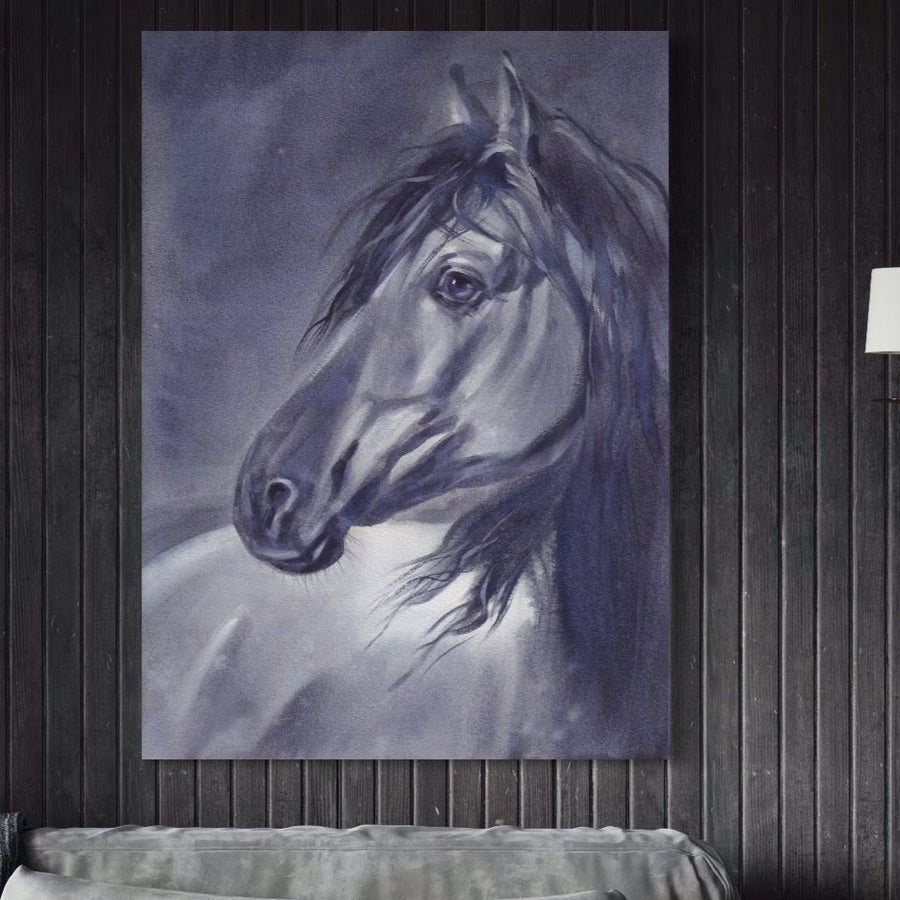 Tabloul LuxCanva® Tablou Canvas Premium LuxCanva® A1365, "Calul Gri", cu culori vibrante, portret de animal, atârnă deasupra unei canapele gri, pe un perete cu lambriuri de lemn închis, pentru un accent uimitor în camera de zi sau în dormitor.