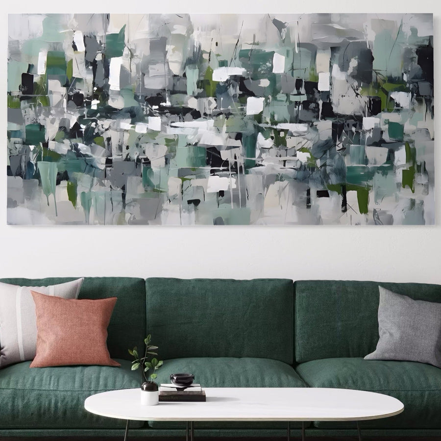 Pânza LuxCanva® Tablou Canvas Premium LuxCanva® A1396, cu pătrate vibrante de culori abstracte, atârnă deasupra unei canapele verzi cu perne și a unei plante mici pe o măsuță de cafea albă din camera de zi.