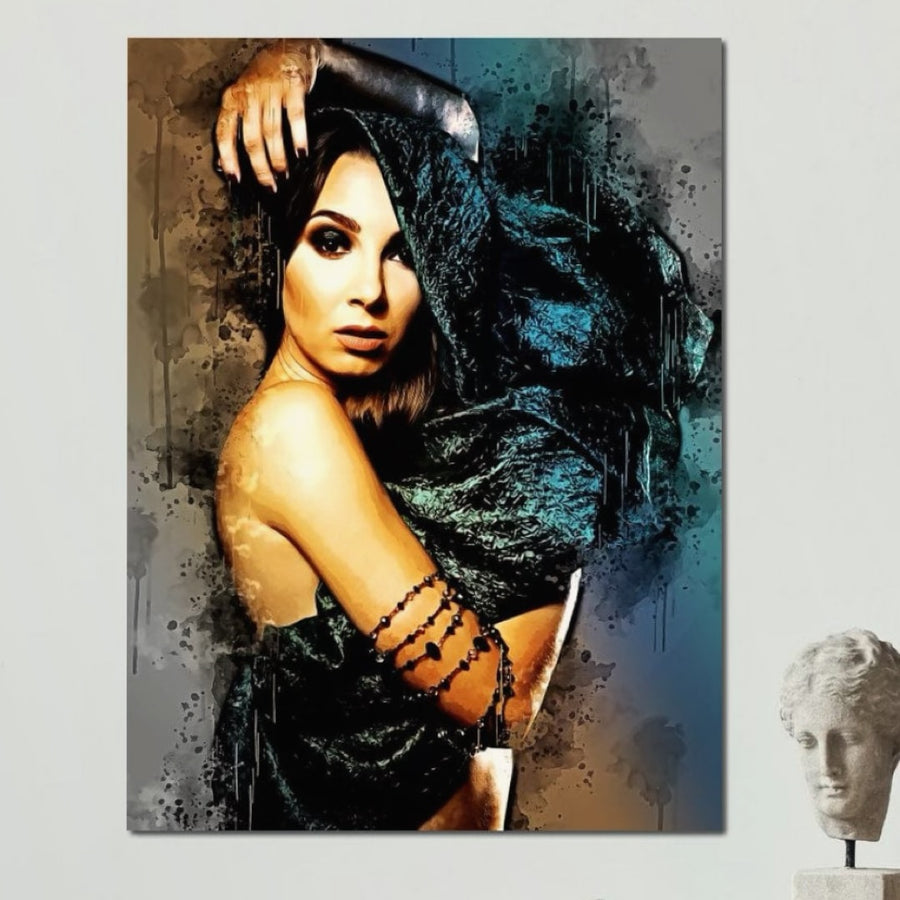 O pictură stilizată a unei femei cu părul negru în țesătură verde texturată, care adoptă o poziție dramatică. Această lucrare LuxCanva® "Tablou Canvas Premium, Regina Intunecata" este imprimată pe panza bumbac de calitate superioară și adaugă mister și eleganță sufrageriei sau dormitorului dumneavoastră.