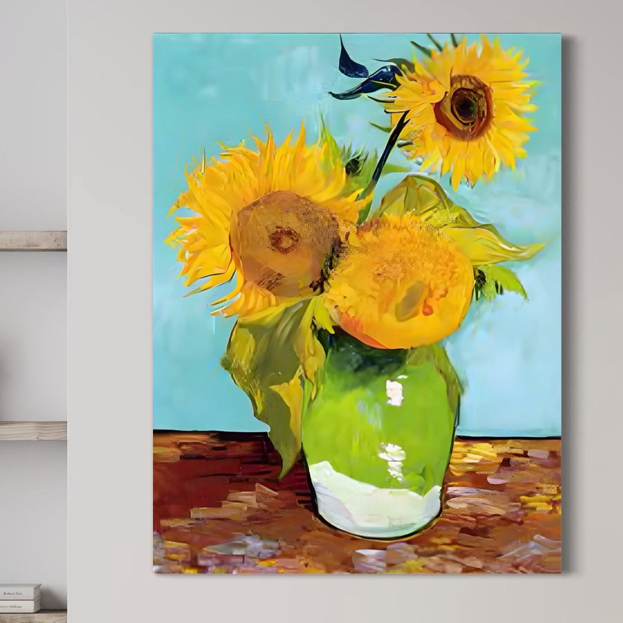 Tablou Canvas Premium LuxCanva® A1399 prezintă floarea-soarelui galbenă într-o vază verde pe o suprafață roșiatic-maronie, pe fundal albastru-deschis. Adaugă eleganță dormitorului tău, expus pe un perete gri lângă rafturi din lemn.