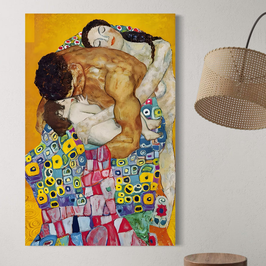 Pânza LuxCanva® Tablou Premium A1403, "Familia" de Klimt, cu culori vibrante și fundal galben îndrăzneț, prezintă figuri împletite într-o îmbrățișare iubitoare - perfectă pentru a adăuga căldură și stil camerei sau dormitorului dumneavoastră.