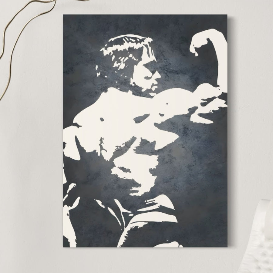 LuxCanva® Tablou Canvas Premium "Arnold The Olympian" (C1255) prezintă o artă în alb și negru a unei figuri musculoase care se flexează, imprimată pe panza bumbac cu culori vibrante, ideală pentru o cameră de jocuri sau spațiu de relaxare.